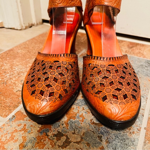 🍊NWOB!!Sassy Super Lady Star Orange Leather Embossed Cutout Heels! - Picture 7 of 14